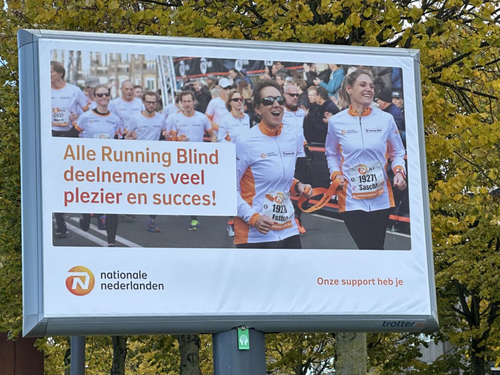 Billboard Running Blind met Esther en Sascha