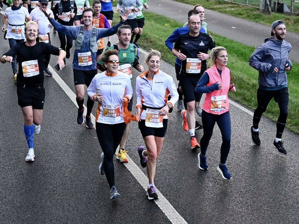 Actiefoto, Esther en Sascha tijdens de Zevenheuvelenloop.