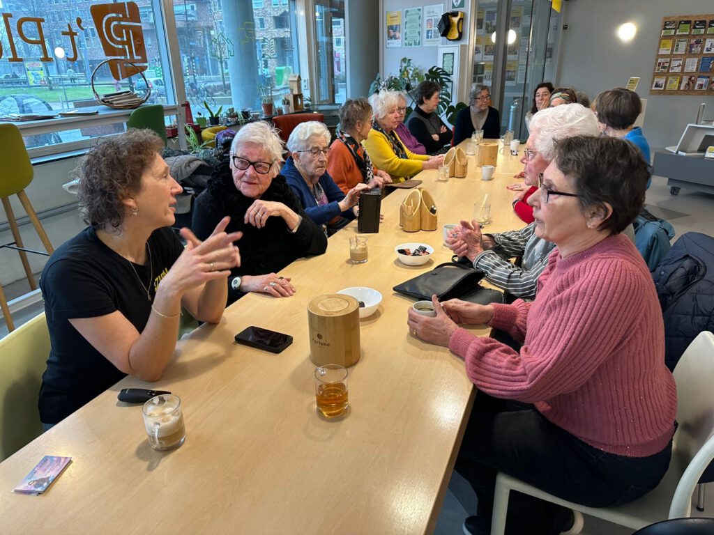 Groep aan tafel met koffie