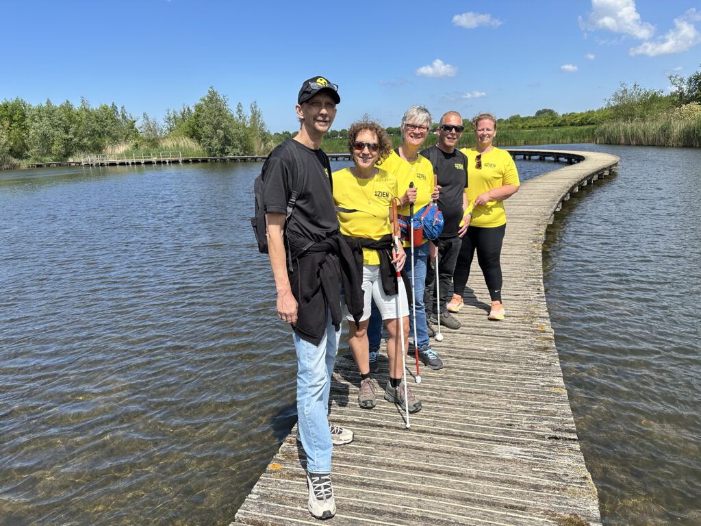Groep op vlonder boven water in Zuidpolder