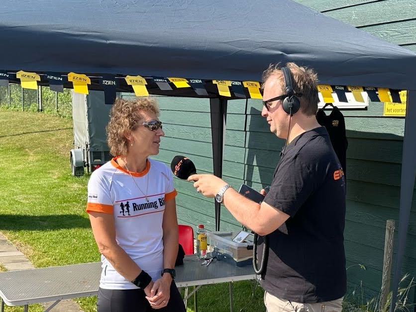 Esther wordt geïnterviewd door Exxact FM