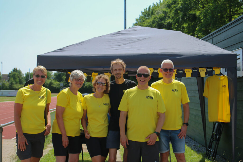 Groepsfoto 6 personen in OMZIEN shirt