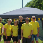 Groepsfoto 6 personen in OMZIEN shirt