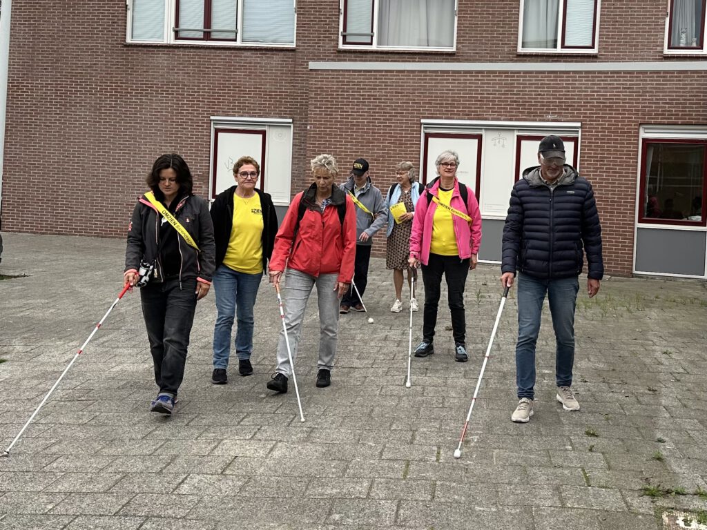 Groep op pad met de witte stok